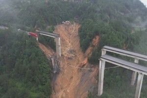 China: colapsó un puente y un camionero quedó suspendido en el vacío. Foto: Gentileza