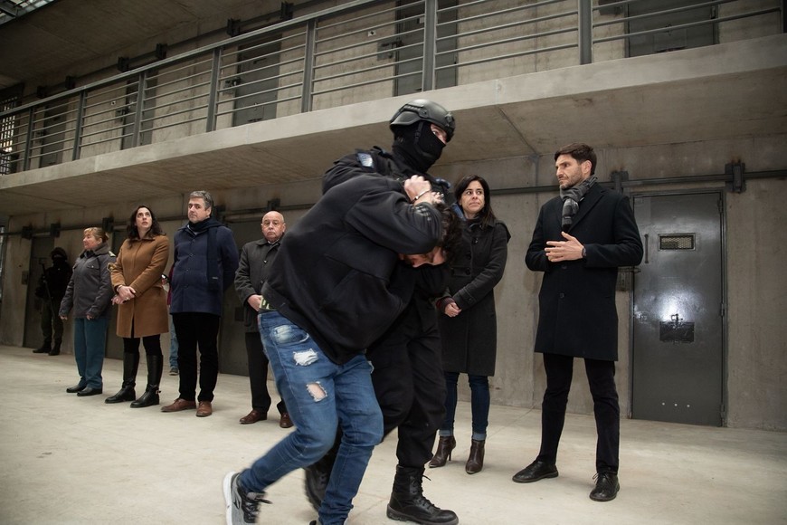 Traslado de internos desde comisarías de Rosario al nuevo establecimiento.