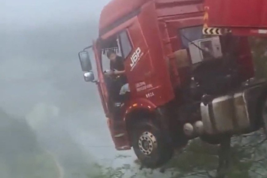 China: colapsó un puente y un camionero quedó suspendido en el vacío. Foto: Gentileza