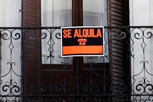 Sin gradualismo. El gobierno español, hace veinticinco años, eliminó de cuajo la exigencia de título universitario y la obligatoriedad de pertenecer a un colegio oficial para operar como agente inmobiliario.