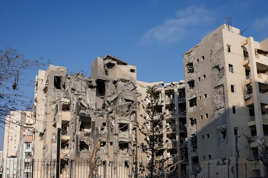 Emergency personnel work at an impacted residential site, following a missile attack from Iran on Israel, amid the Israel-Iran conflict, in Be'er Sheva, Israel June 24, 2025. REUTERS/Amir Cohen