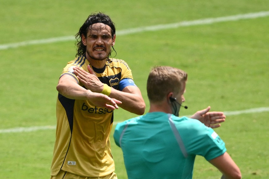 Cavani tuvo un golpe menor y el DT aclaró que no hay urgencias médicas. Foto: Reuters