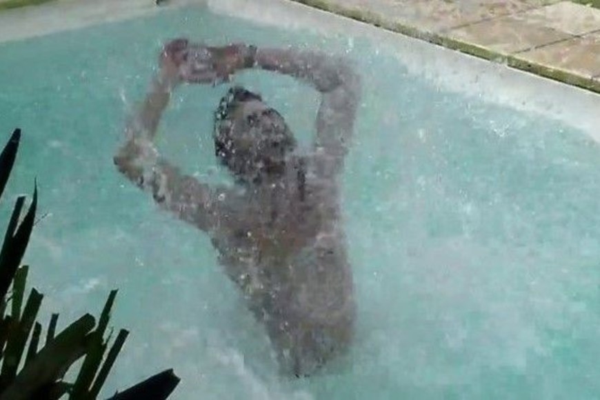 Ulises festejó con un chapuzón su pase a la final.