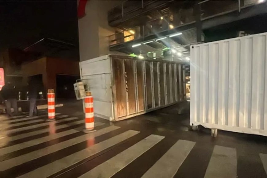 Un contenedor cayó sobre auto en ingreso a Punta Carretas Shopping.