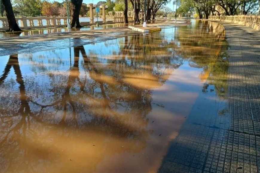 En la costanera el agua comenzó a cortar las calles del paseo.  Foto: Belén Fedullo.