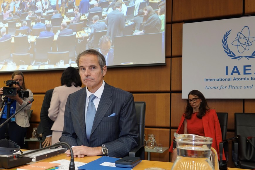 (250624) -- VIENA, 24 junio, 2025 (Xinhua) -- Imagen del 23 de junio de 2025 del director general del Organismo Internacional de Energía Atómica (OIEA), Rafael Grossi, visto previo a la apertura de una reunión de emergencia de la Junta de Gobernadores del OIEA, en Viena, Austria. El organismo de control nuclear de la ONU anunció el lunes que se espera que el emplazamiento nuclear iraní de Fordow haya sufrido daños subterráneos muy importantes, dada la carga explosiva utilizada y la naturaleza extremadamente sensible a las vibraciones de las centrifugadoras. (Xinhua/Wang Zhou) (oa) (ra) (ce)
