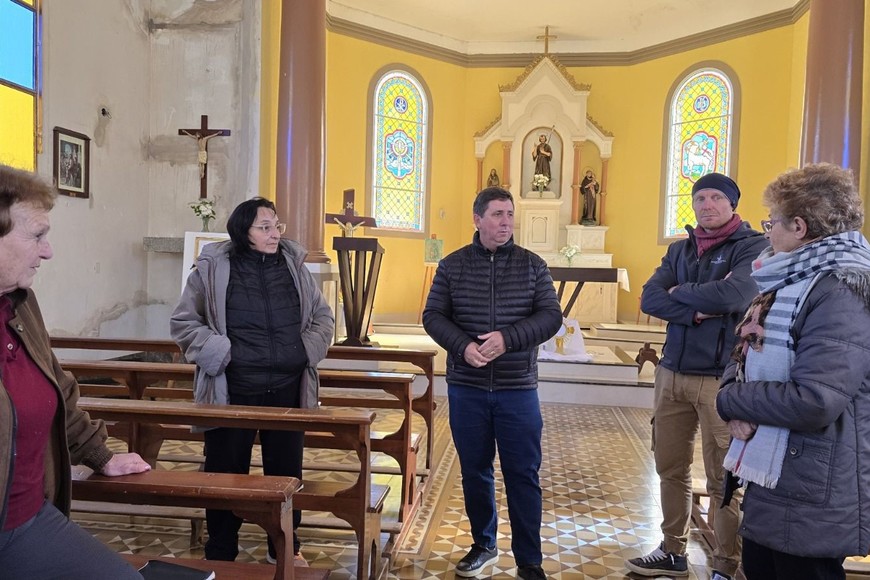 Recorrido por espacios comunitarios junto a dirigentes locales.