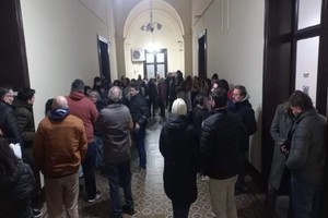 A partir de la convocatoria de ATE, los trabajadores se reunieron en una asamblea informativa en la Casa Gris.