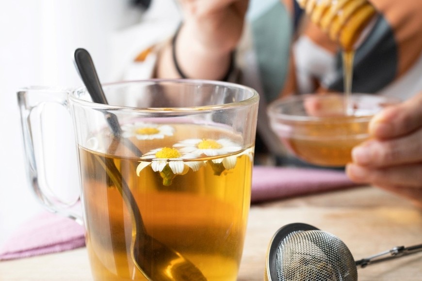 Té con miel, jengibre y manzanilla.