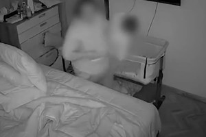 Una niñera fue detenida por golpear y asfixiar a un bebe mientras estaba bajo su cuidado.