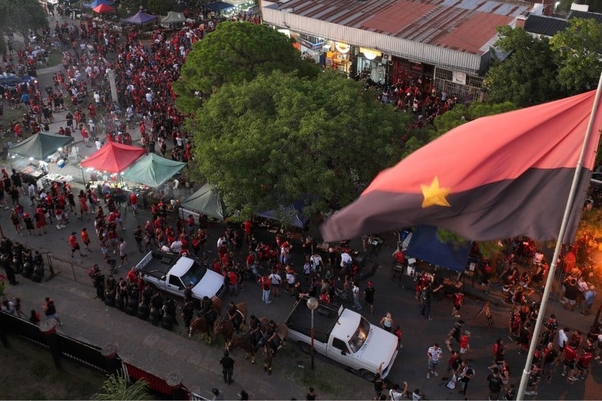 ¡Son todos de Colón!. Sin dudas, oficialistas y opositores buscan lo mejor para el club de su pasión en rojo y negro. La crisis deportiva de la Gestión Godano parece acelerar a la oposición. "No pensamos en las elecciones, pensamos en la falta de gestión del presidente", aseguran. Foto: Fernando Nicola.