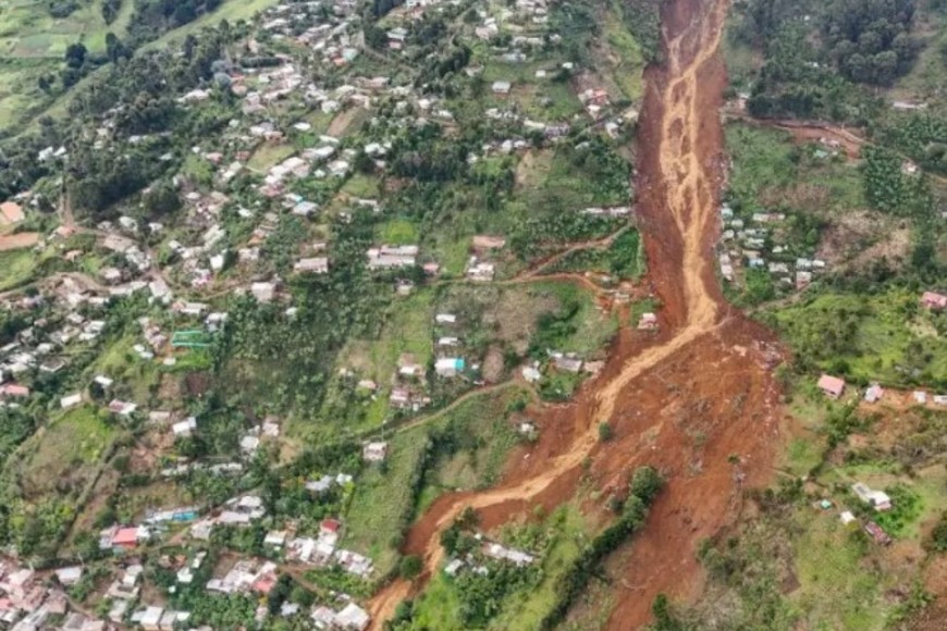 El deslizamiento fue causado por las fuertes lluvias que desbordaron una quebrada cercana, según las autoridades.