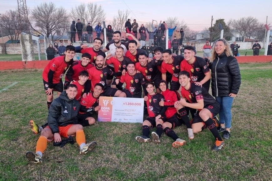 Central junto al premio por pasar de fase. Foto: El Litoral