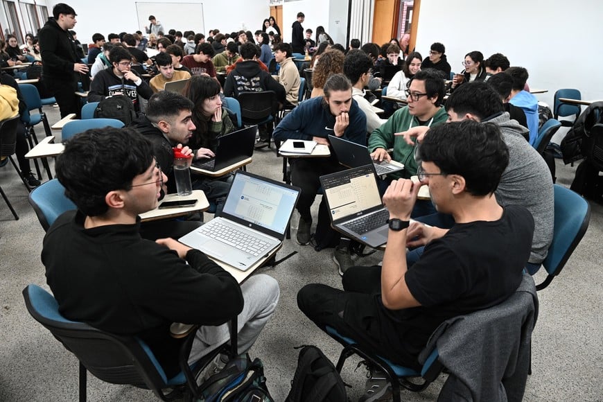 Las nuevas tecnologías y la IA, los créditos académicos, las microcredenciales son los temas de debate actual en el nivel superior. Crédito: Luis Cetraro