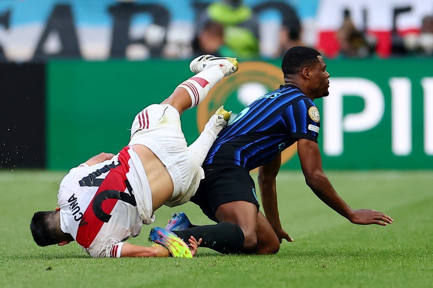 Soccer Football - FIFA Club World Cup - Group E - Inter Milan v River Plate - Lumen Field, Seattle, Washington, U.S. - June 25, 2025
River Plate's Marcos Acuna clashes with Inter Milan's Denzel Dumfries before being shown a second yellow then red card REUTERS/Agustin Marcarian