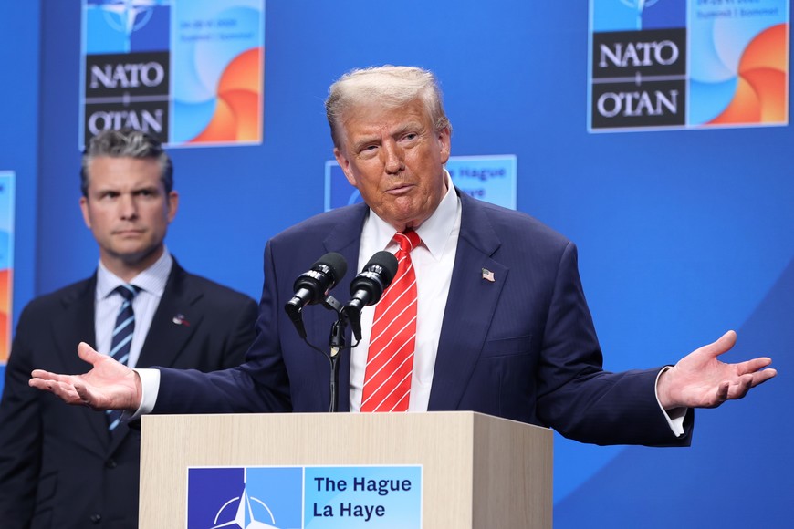 (250625) -- LA HAYA, 25 junio, 2025 (Xinhua) -- El presidente de Estados Unidos, Donald Trump (frente), asiste a una conferencia de prensa tras la cumbre de la OTAN, en La Haya, Países Bajos, el 25 de junio de 2025. Trump señaló el miércoles que su país sostendrá conversaciones con Irán la próxima semana. (Xinhua/Zhao Dingzhe) (jg) (da) (vf)