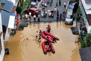 (250625) -- LIUZHOU, 25 junio, 2025 (Xinhua) -- Vista aérea tomada con un dron de rescatistas ayudando a residentes a cruzar el agua de la inundación, en el distrito de Rong'an, en la región autónoma de la etnia zhuang de Guangxi, en el sur de China, el 25 de junio de 2025. Las autoridades locales intensifican los esfuerzos de control de inundaciones y rescate luego de que días de lluvias torrenciales provocaron inundaciones en varios lugares en Guangxi. (Xinhua/Tan Kaixing) (ra) (vf)