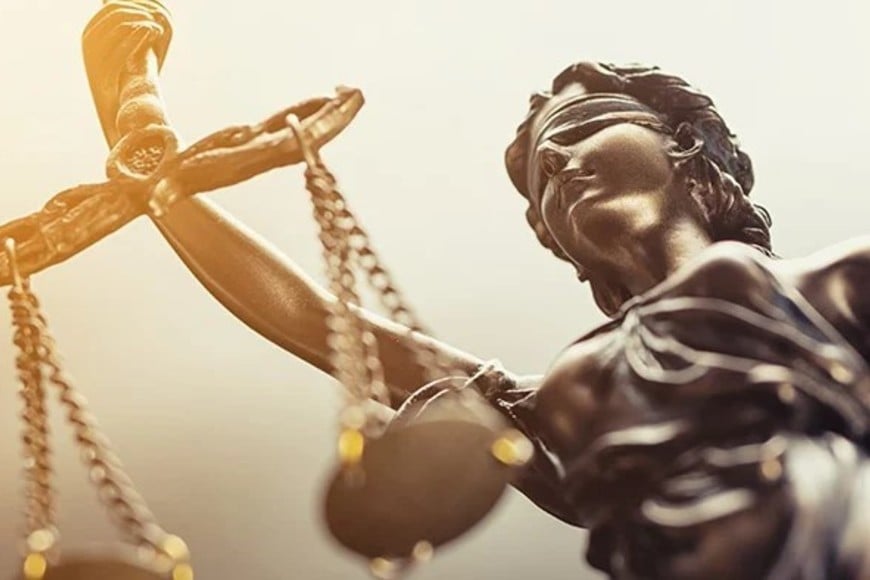 "La justicia tiene una dimensión muy amplia, no es sectorial y cubre a todos los seres humanos", opina el autor.