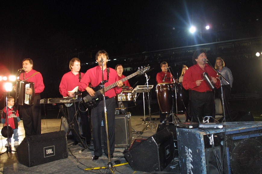 En el 2001, la banda acompañó a Colón y la reinaguración del estadio.