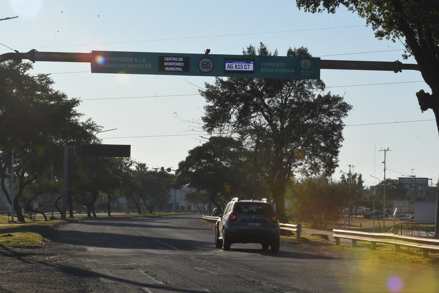Primeros pórticos activos en la autopista Santa Fe–Rosario. Crédito: Guillermo Di Salvatore.