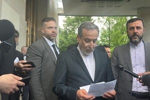 Irán llega a Ginebra con “iniciativas reales” para negociar con EE.UU., pero descarta ceder ante presiones.