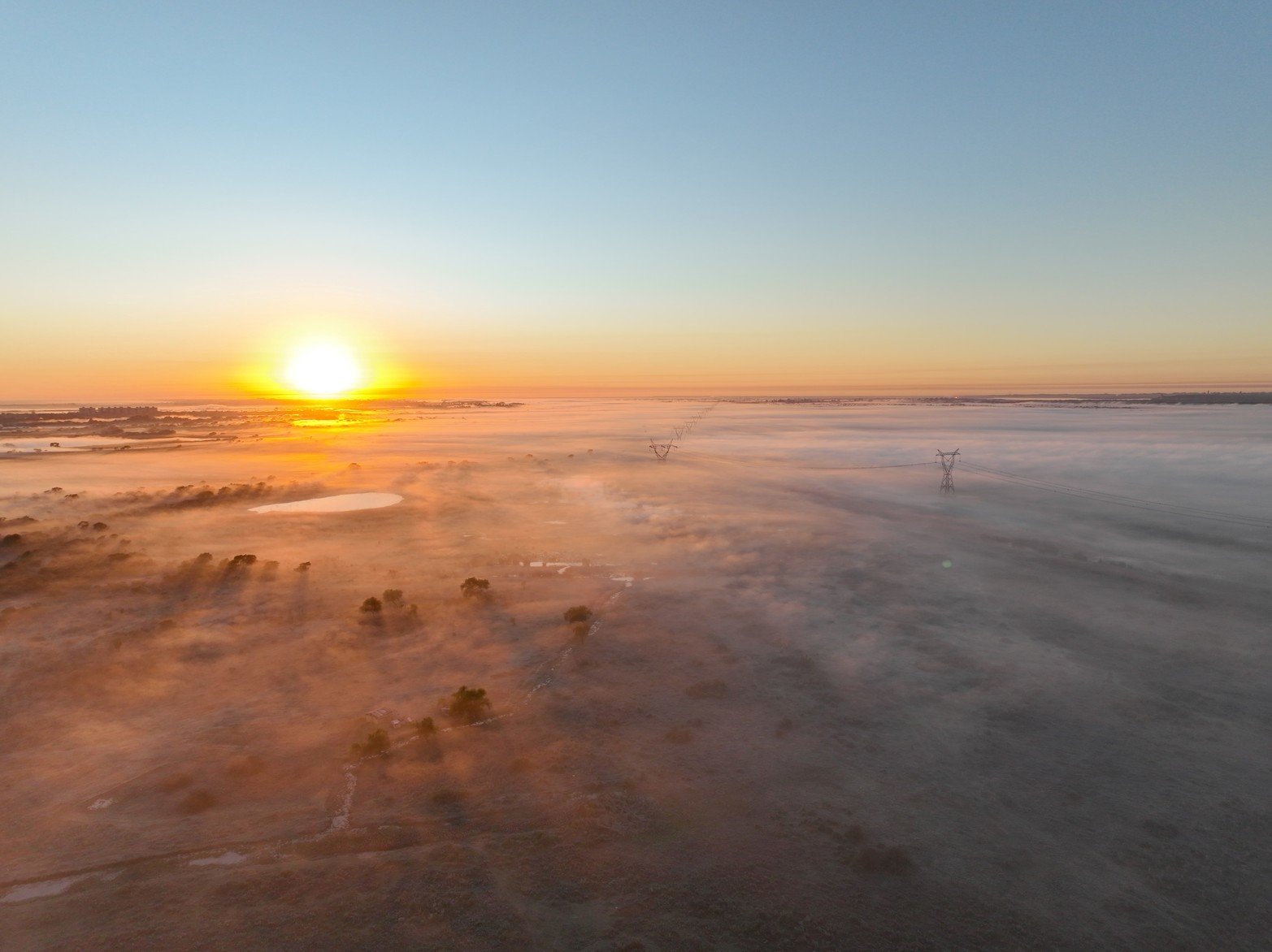 El sol apareciendo entre la niebla.