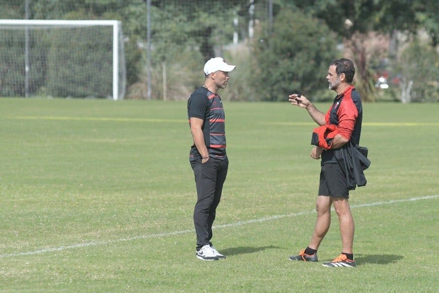 Moreno y Fabianesi junto al DT Yllana. Crédito: Manuel Fabatía