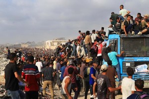 Palestinos se suben a un vehículo para recibir suministros en Beit Lahia, en el norte de la Franja de Gaza. Ebrahim Hajjaj/Reuters/DW