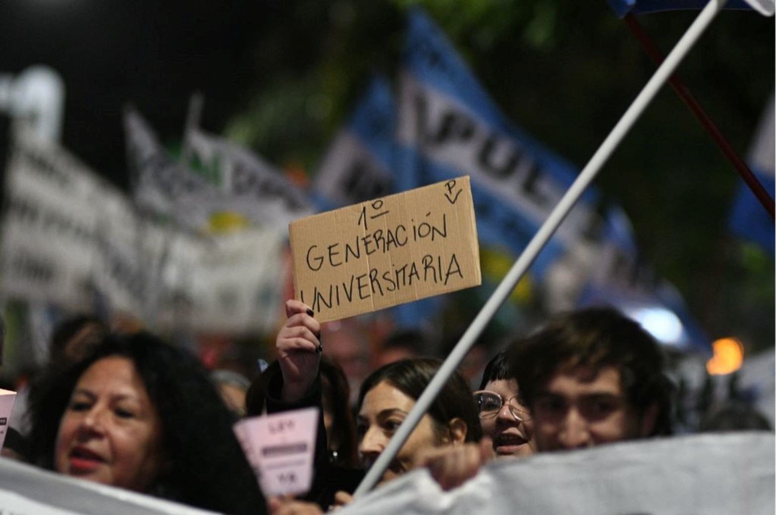 Marcha de las antorchas en Santa Fe para pedir por la Ley de Financiamiento de la Educación Universitaria. 