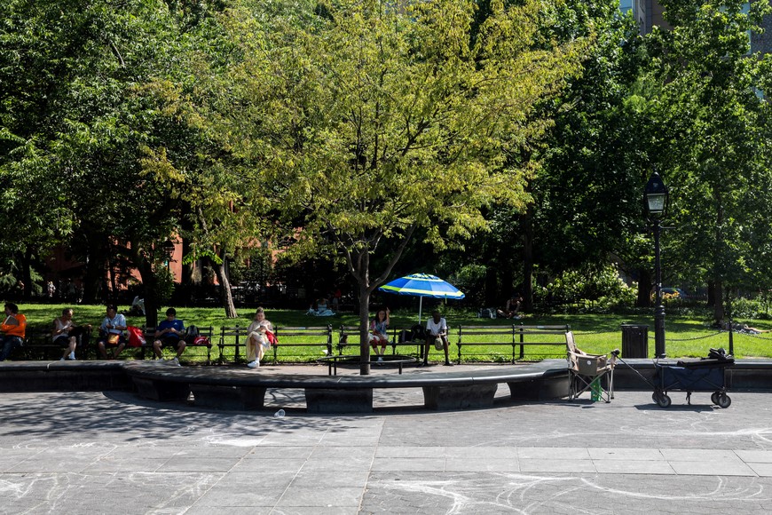 SENSITIVE MATERIAL. THIS IMAGE MAY OFFEND OR DISTURB    People sit in the shade during a heat wave affecting the U.S. Northeast, in New York City, U.S., June 24, 2025. REUTERS/Jeenah Moon