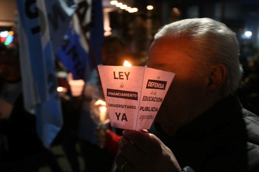Marcha de las antorchas en Santa Fe para pedir por la Ley de Financiamiento de la Educación Universitaria. Crédito: Manuel Fabatía