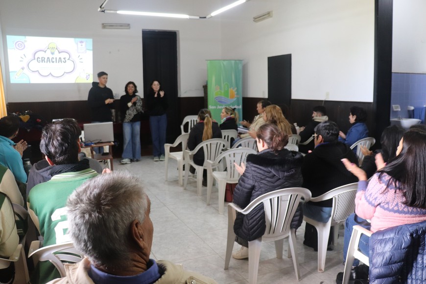 Grupo de docentes y estudiantes de la Sede Reconquista que participaron de la actividad de extensión en Tartagal.