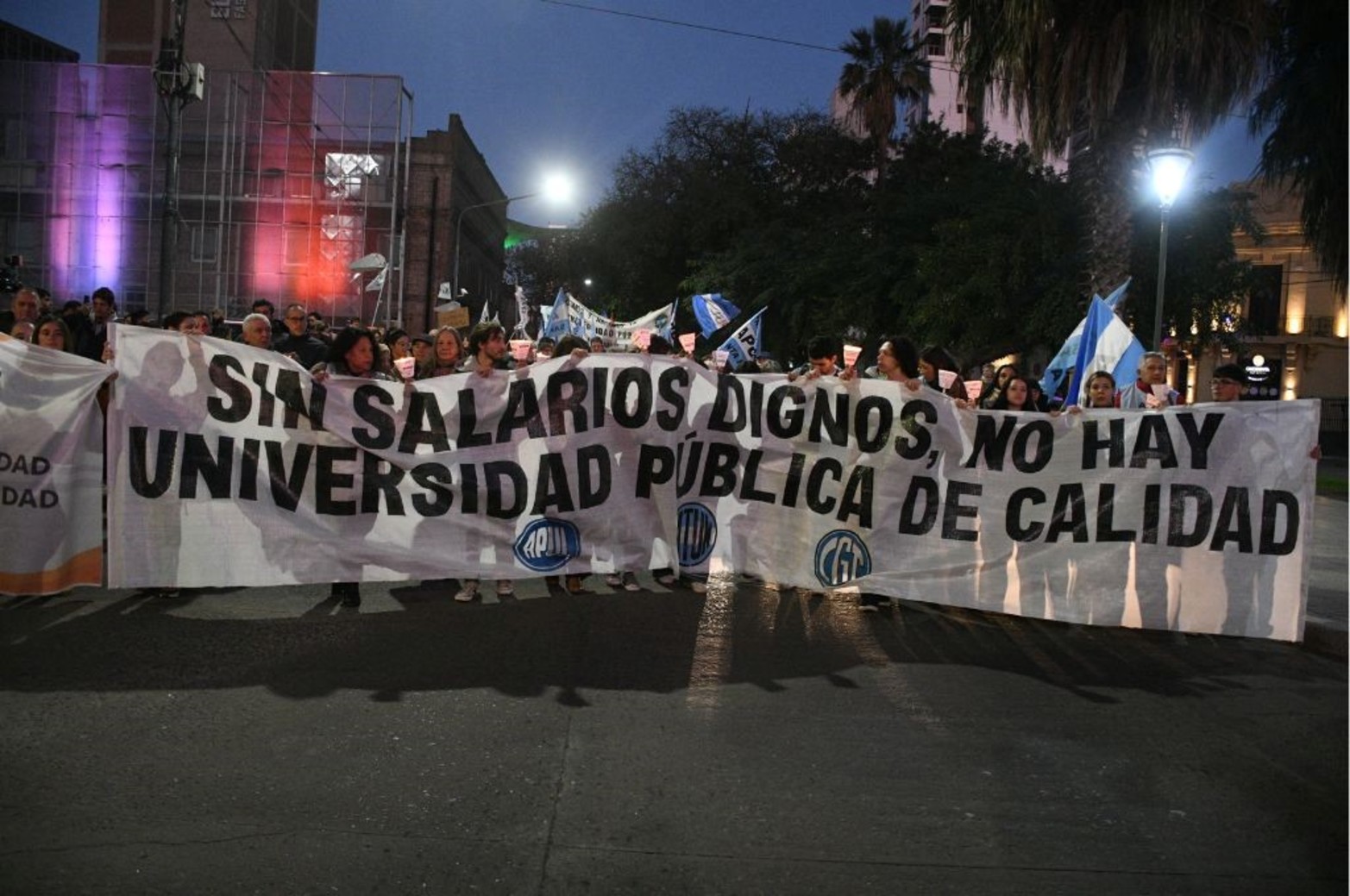 Marcha de las antorchas en Santa Fe para pedir por la Ley de Financiamiento de la Educación Universitaria. 