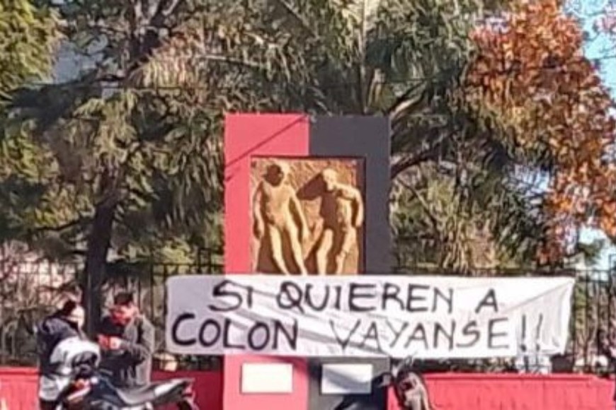 La hinchada sabalera manifestó su frustración tras las tres derrotas consecutivas.