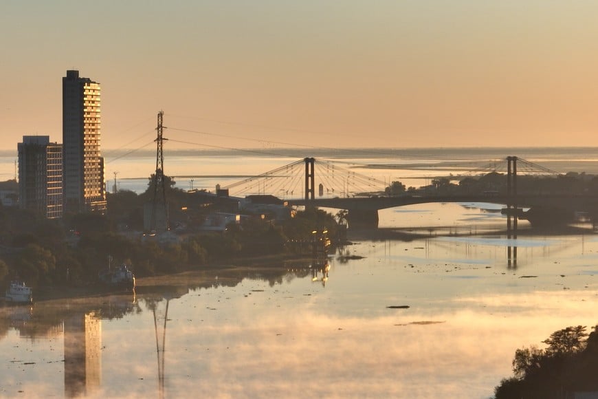 El Puente Colgante se presenta entre la niebla. Crédito: Fernando Nicola