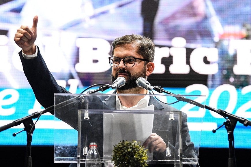 (211219) -- SANTIAGO, 19 diciembre, 2021 (Xinhua) -- Gabriel Boric reacciona mientras ofrece un discurso luego de ganar en las elecciones presidenciales, en Santiago, capital de Chile, el 19 de diciembre de 2021. El izquierdista Gabriel Boric ganó el domingo la elección presidencial chilena, tras el reconocimiento de la derrota de su rival, el ultraderechista José Antonio Kast. (Xinhua/Jorge Villegas) (jv) (sm) (da)