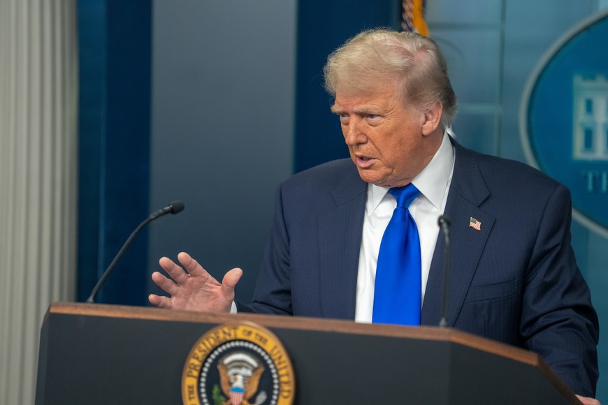 (250627) -- WASHINGTON, 27 junio, 2025 (Xinhua) -- El presidente de Estados Unidos, Donald Trump, asiste a una conferencia de prensa en la Casa Blanca, en Washington, D.C., Estados Unidos, el 27 de junio de 2025. La Corte Suprema de Estados Unidos determinó el viernes que los jueces de distrito carecen de la autoridad para emitir mandatos judiciales a nivel nacional contra la orden ejecutiva de la administración Trump para poner fin en la práctica a la ciudadanía por nacimiento. (Xinhua/Hu Yousong) (jg) (da) (ce)