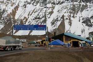 Cierran el Paso Cristo Redentor por fuertes nevadas pronosticadas en Mendoza.