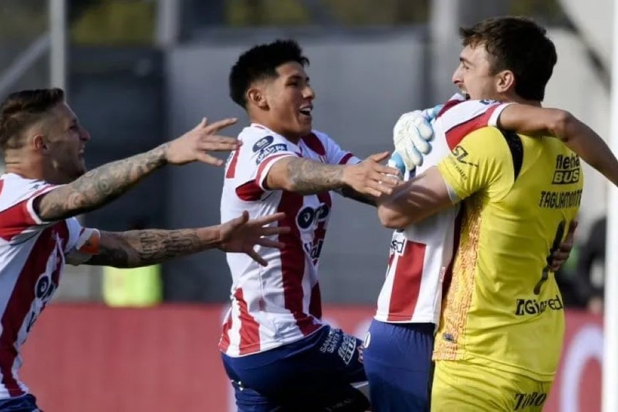 Llegaron los penales. Y allí apareció la gran figura: Matías Tagliamonte. Foto: Gentileza