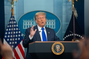 (250627) -- WASHINGTON, 27 junio, 2025 (Xinhua) -- El presidente estadounidense, Donald Trump, habla con la prensa en la Casa Blanca, en Washington D. C., Estados Unidos, el 27 de junio de 2025. Trump anunció el viernes que Estados Unidos dará por terminadas todas las conversaciones comerciales con Canadá debido al impuesto canadiense sobre servicios digitales aplicado a compañías tecnológicas de Estados Unidos. (Xinhua/Hu Yousong) (oa) (ra) (ce)