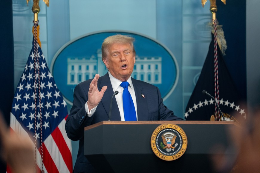 (250627) -- WASHINGTON, 27 junio, 2025 (Xinhua) -- El presidente estadounidense, Donald Trump, habla con la prensa en la Casa Blanca, en Washington D. C., Estados Unidos, el 27 de junio de 2025. Trump anunció el viernes que Estados Unidos dará por terminadas todas las conversaciones comerciales con Canadá debido al impuesto canadiense sobre servicios digitales aplicado a compañías tecnológicas de Estados Unidos. (Xinhua/Hu Yousong) (oa) (ra) (ce)