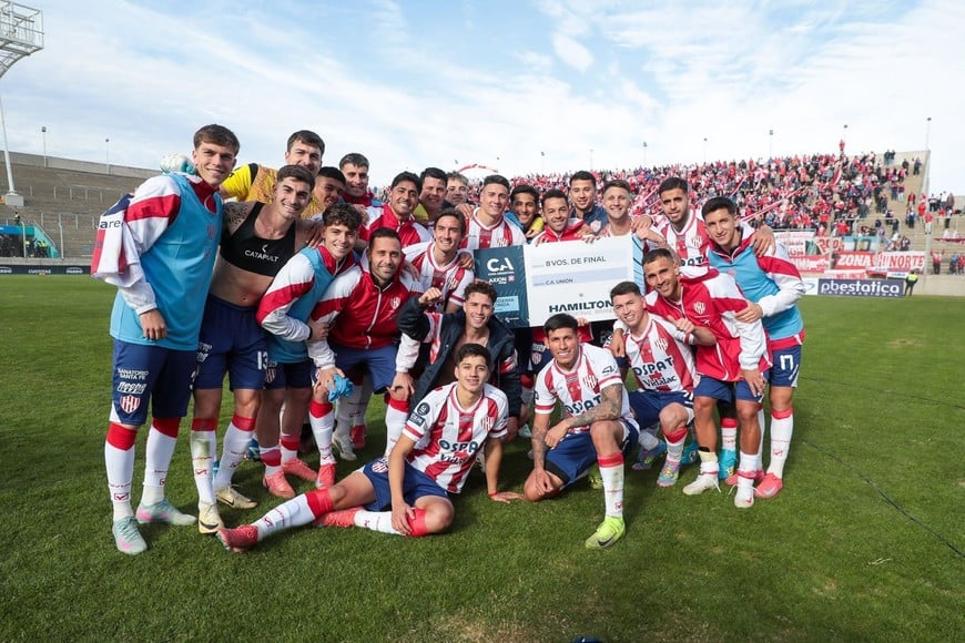 El equipo posando con el pasaje a la próxima ronda. Crédito: Prensa Unión
