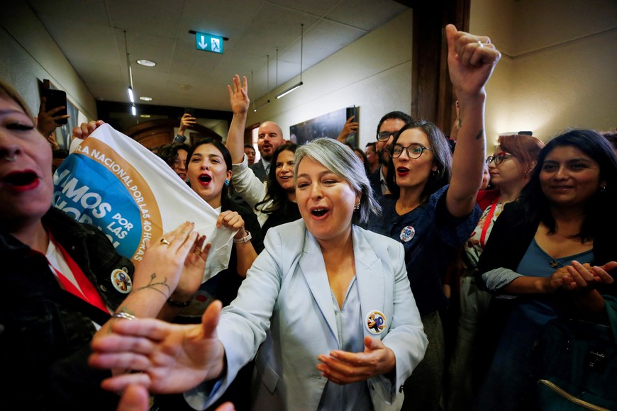 Chile's Labor Minister Jeannette Jara celebrates next to other ministers and parliamentarians the approval of a bill reducing the number of weekly working hours from 45 to 40, in congress in Valparaiso, Chile, April 11, 2023. REUTERS/Rodrigo Garrido