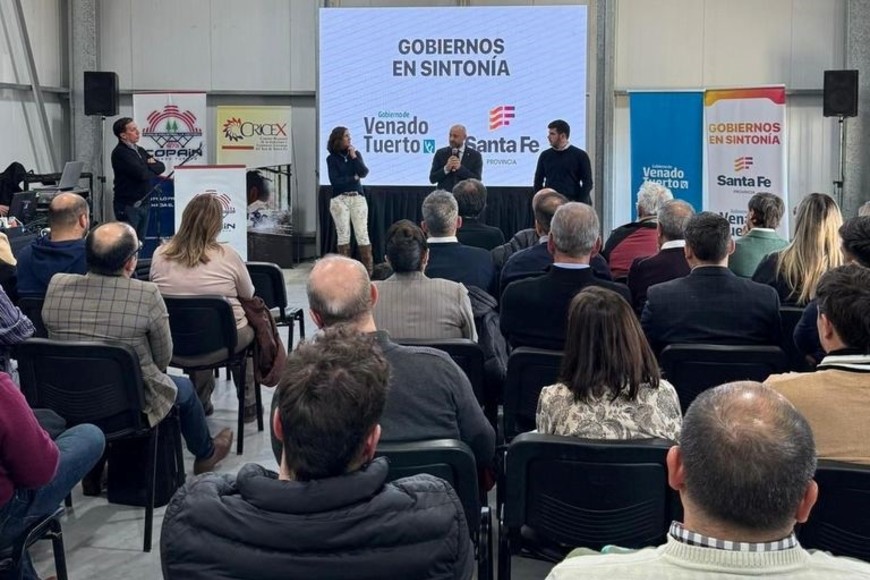 "Debemos generar herramientas para el sector privado, que es el que genera empleo en cada localidad”, sostuvo el ministro Gustavo Puccini junto al intendente Chiarella y la senadora Di Gregorio. Foto: GSF
