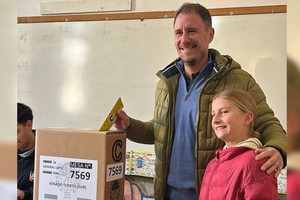 Pellegrini votó en la Escuela Nº 496 acompañado de una de sus hijas.