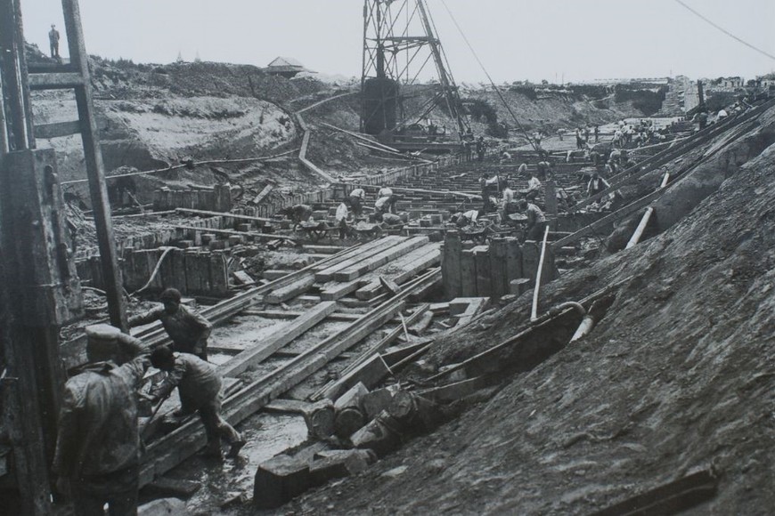 Construcción del Dique I del puerto de Santa Fe, año 1908. Imágenes originales de José Beleno