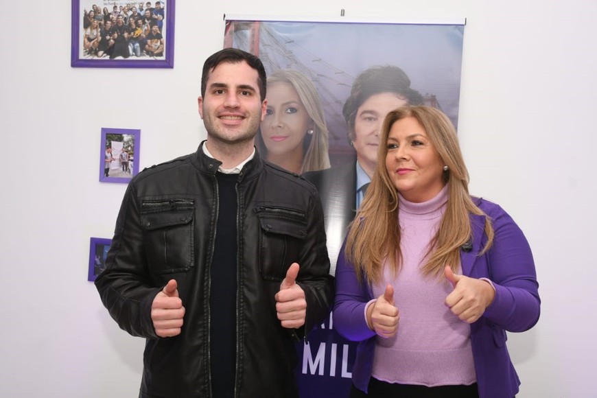 Tras el "¡Viva la libertad, carajo!", hubo un aplauso generalizado y pulgares arriba. El segundo de LLA, Pablo Mussio, también consiguió una banca. Crédito: Manuel Fabatía