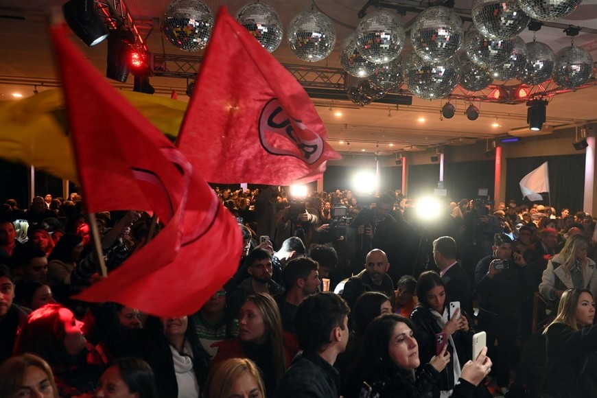 La militancia le dio el color y el folclore político al búnker de “Unidos”.