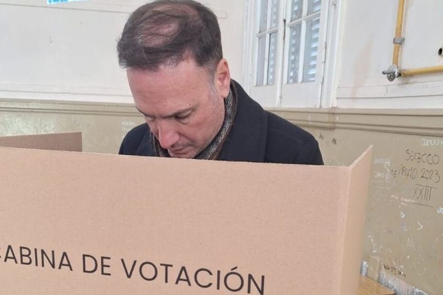 El senador en el momento de la votación.