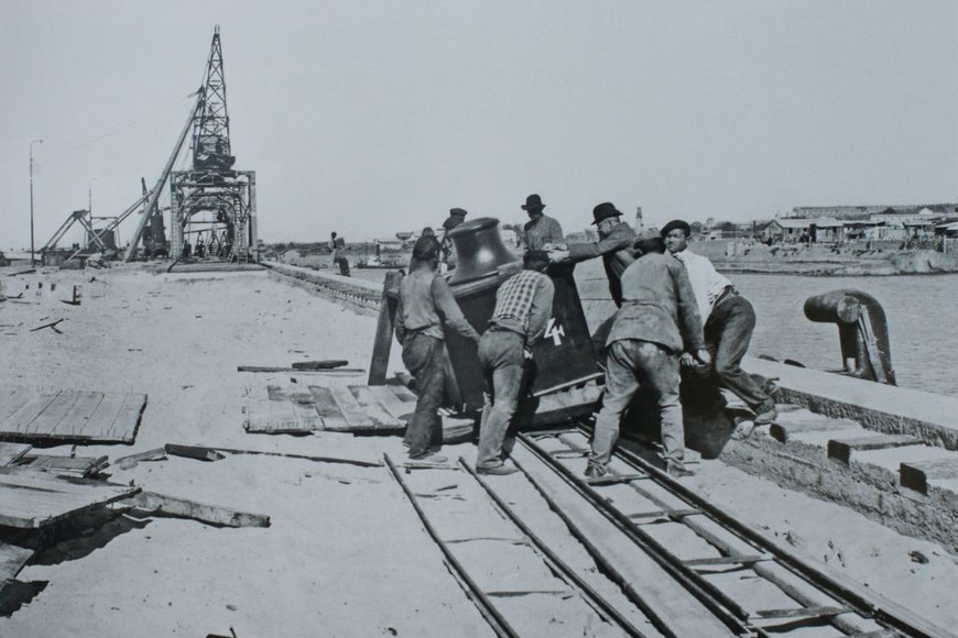 Construcción del Dique II del puerto de Santa Fe. Aplicación de amarres en el muelle oeste, año 1910. Imágenes originales de José Beleno